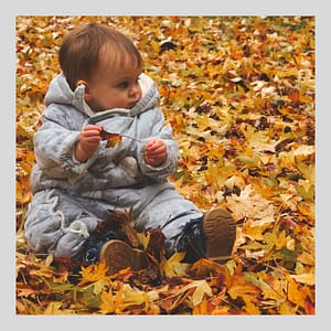 famille lyon, jeunes parents, maman lyon, bébé lyon, bébé d'automne, bébé dans les feuilles, jeux du dehors, crèche du dehors