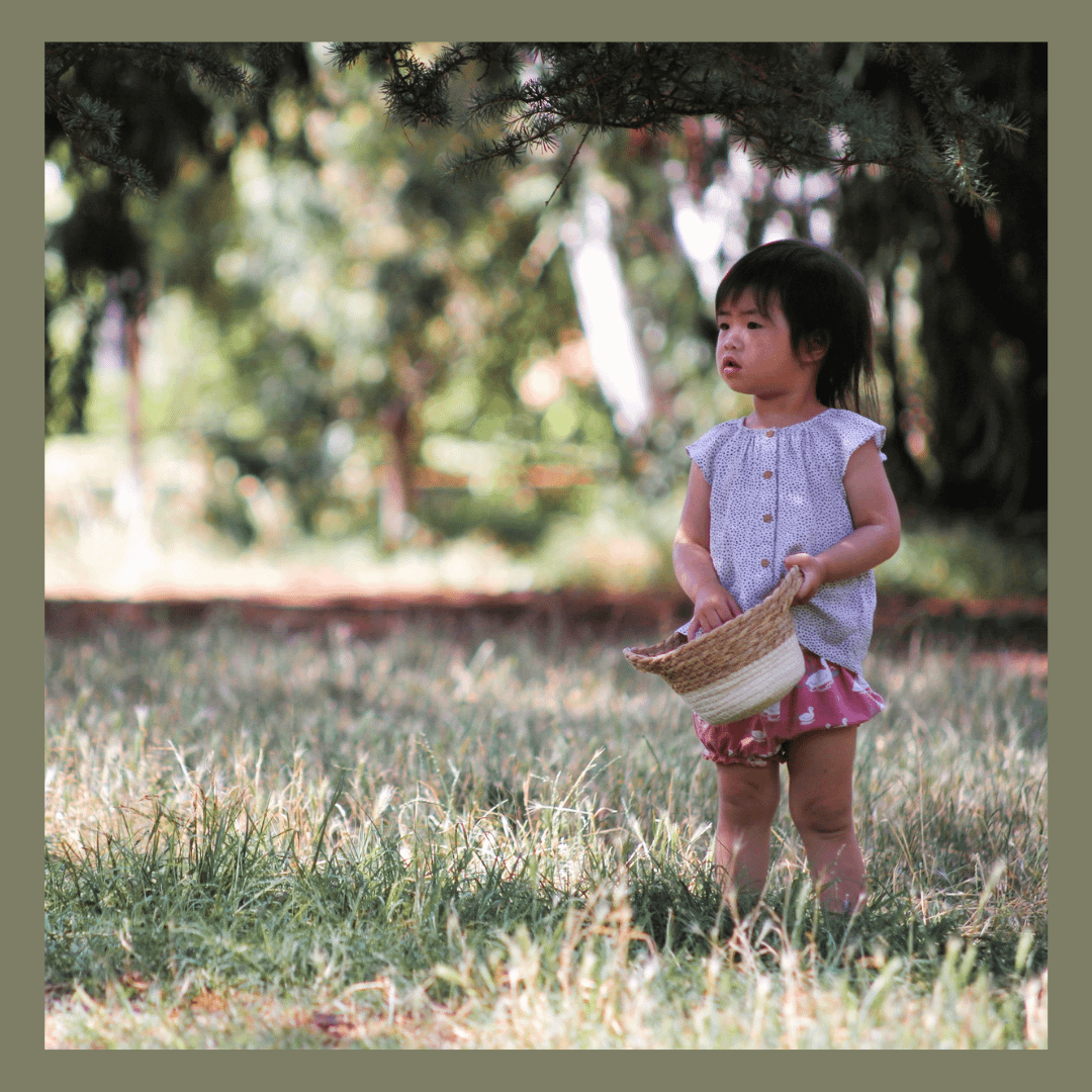 les jeunes enfants découvrent la nature à leur rythme par des jeux de collecte et de recherche des éléments naturels au parc de la tête d'Or. les collectes sont parfois libres et parfois guidées afin de les transformer en créations, en soupes de fleurs et en expériences sensorielles